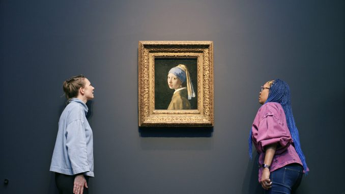vermeer_01 Anna Krekeler und Abbie Vandivere begutachten das wichtigste Vermeer-Ausstellungsstück „Das Mädchen mit dem Perlenohrgehänge