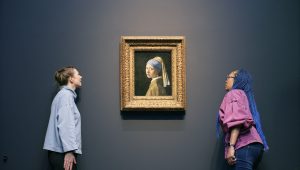 Anna Krekeler und Abbie Vandivere begutachten das wichtigste Vermeer-Ausstellungsstück „Das Mädchen mit dem Perlenohrgehänge