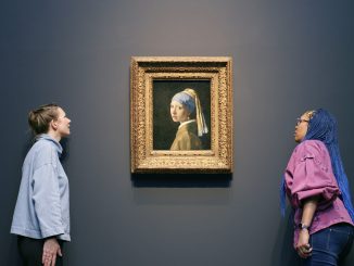 Anna Krekeler und Abbie Vandivere begutachten das wichtigste Vermeer-Ausstellungsstück „Das Mädchen mit dem Perlenohrgehänge