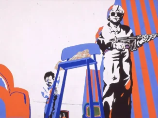 Pop-Art-Gemaelde mit zwei Figuren, blauem Stuhl und diagonalen Streifen in Rot und Blau auf weissem Grund