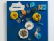 Assemblage auf blauem Untergrund: Kaffeetassen, Gläser, Aschenbecher und Zigarettenschachteln als Tischstillleben