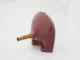 Nina Beier, Plug: dunkelrote Keramikskulptur mit eingesteckter Zigarre, vor weissem Hintergrund