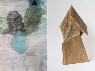 Zweiteilige Werkschau: abstrakte Mischtechnik mit Hausform in Blau-Grün links, geometrische Holzskulptur rechts