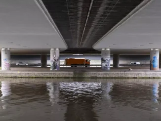 Boris Becker, Fotografie: Blick vom Wasser unter eine Bruecke, Pfeiler mit Graffiti, orangefarbener LKW