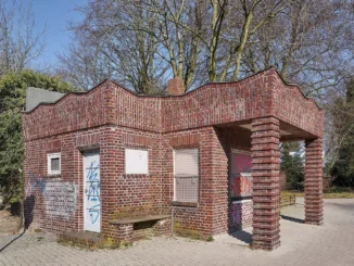 Olaf Mahlstedt, Nordertorkiosk: verlassener Backsteinpavillon mit Zinnenkranz und Graffiti, Architekturfotografie