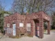 Olaf Mahlstedt, Nordertorkiosk: verlassener Backsteinpavillon mit Zinnenkranz und Graffiti, Architekturfotografie