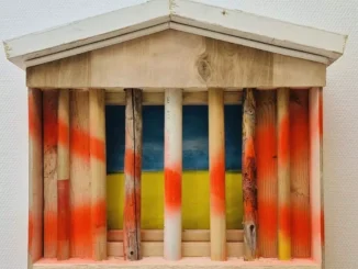 Samuli Laurinolli, An Attempt To See the View: Tempelartige Holzkonstruktion mit orangen Sprühfarb-Spuren, dahinter Landschaftsmalerei in Blau und Gelb