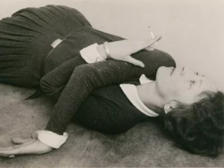 Lucia Moholy, Porträt Clara Zetkin: Schwarzweiss-Fotografie, Frau liegend mit Zigarette, um 1930