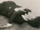 Lucia Moholy, Porträt Clara Zetkin: Schwarzweiss-Fotografie, Frau liegend mit Zigarette, um 1930