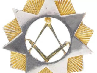 Freimaurer-Bijou aus Metall: silberner Stern mit goldenen Strahlen und zentralem Zirkel-Winkel-Symbol
