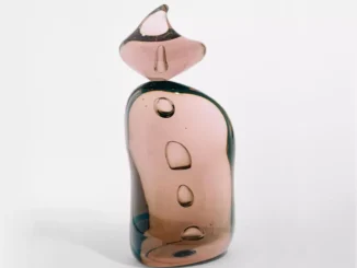 Figurative Glasskulptur in Rosa und Petrol mit eingeschlossenen ovalen Hohlraeumen, zweiteilig