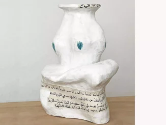 Weisse Keramikskulptur mit organischer Form, arabischer Schrift und türkisfarbenen Akzenten