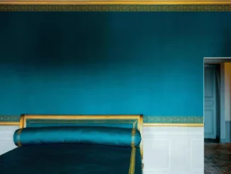 Robert Polidori, Farbfotografie: Schlafzimmer in Versailles mit türkisem Bett und Wandbespannung, Goldborte