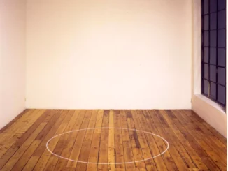 Minimalistische Bodeninstallation: weisser Kreisumriss auf Holzdielen in leerem Galerieraum mit Sprossenfenster