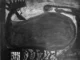 Delschad Numan Khorschid, Das Patriarchat: Kohlezeichnung mit dominanter ovaler Form, gekrönter Figur und kleiner Gestalt oben rechts