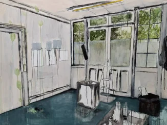 Gemaelde eines leeren Innenraums mit blauem Boden, Fenstern und Objekten, Mischtechnik in Grau- und Gruentönen