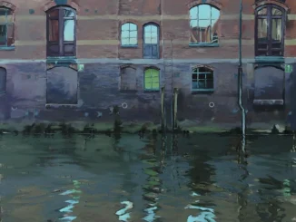 Lars Möller, Spiegelung, 2016: Gemaelde eines Backsteinlagerhauses am Wasser mit Spiegelung im dunklen Kanal