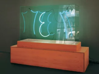 Neon-Lichtinstallation mit blauen Leuchtroehren in Glaskasten auf Holzsockel, abstrakte Schriftzeichen