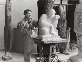 Louise Stomps mit Hammer und Meißel an einer Steinskulptur in ihrem Atelier, Schwarzweißfoto