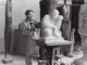Louise Stomps mit Hammer und Meißel an einer Steinskulptur in ihrem Atelier, Schwarzweißfoto