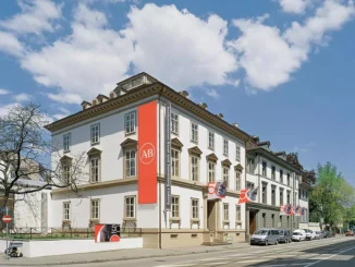 Aussenansicht des Antikenmuseums Basel und Sammlung Ludwig mit rotem Werbebanner zum 50-jaehrigen Jubilaeum