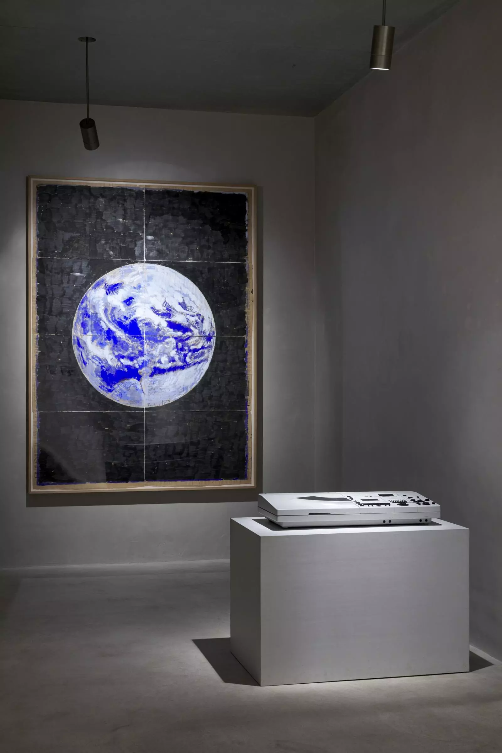 Kolumba Ausstellung Köln – Ausstellungsansicht: grossformatiges Gemaelde mit blauer Erdkugel auf schwarzem Grund, daneben Objekt auf Sockel