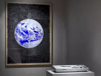 Ausstellungsansicht: grossformatiges Gemaelde mit blauer Erdkugel auf schwarzem Grund, daneben Objekt auf Sockel