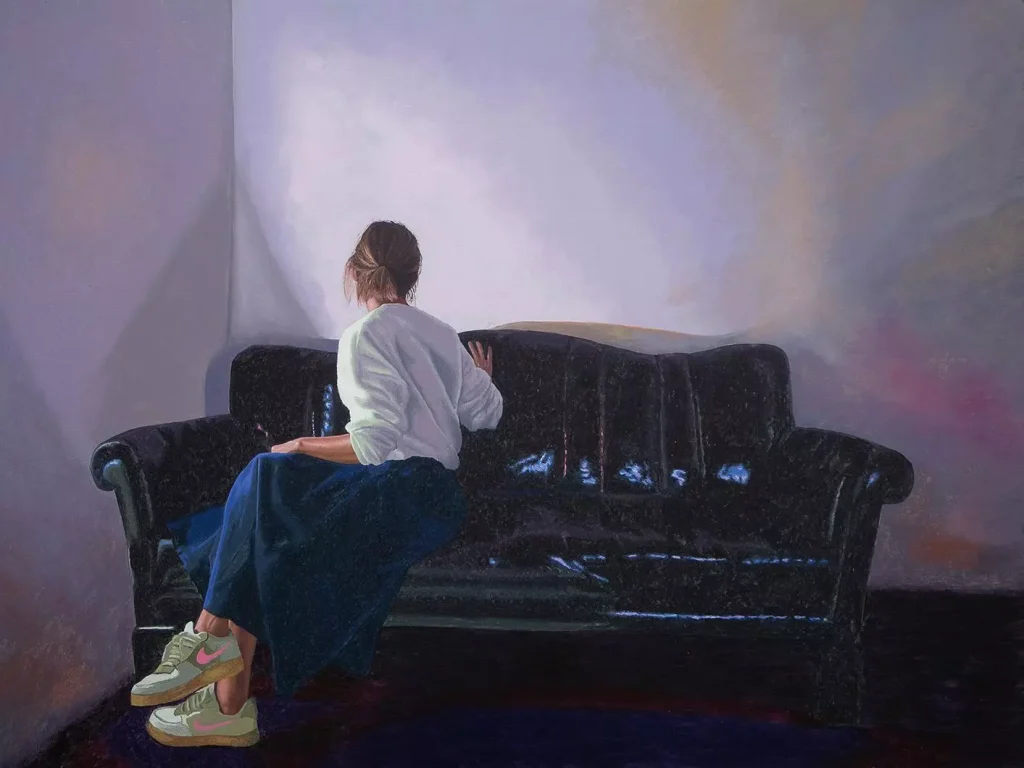 Figuratives Ölgemälde: Frau von hinten auf dunklem Ledersofa, pastellfarbener Hintergrund mit Farbverläufen