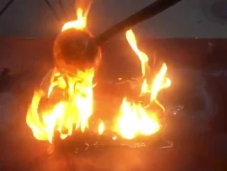 Ramesch Daha, Video Still: menschliche Figur in lodernden Flammen, Orange- und Gelbtöne dominieren