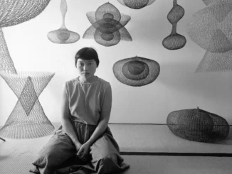 Ruth Asawa in ihrem Atelier, umgeben von gehängten Drahtskulpturen, Schwarzweißfotografie 1954