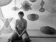 Ruth Asawa in ihrem Atelier, umgeben von gehängten Drahtskulpturen, Schwarzweißfotografie 1954