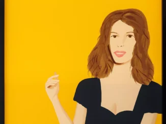 Gemaelde: Frauenportrait im Stil von Alex Katz, schwarzes Kleid vor leuchtendem Gelbgrund, flache Farbflaechen