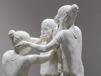 Weisse Figurengruppe aus drei Frauen, die sich gegenseitig beruehren, detailreiche Gipsskulptur