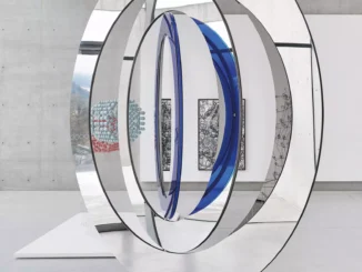 Eva Schlegel, floating orbit, 2022: großformatige Skulptur aus konzentrischen Stahlringen mit blauem Glaselement im Ausstellungsraum