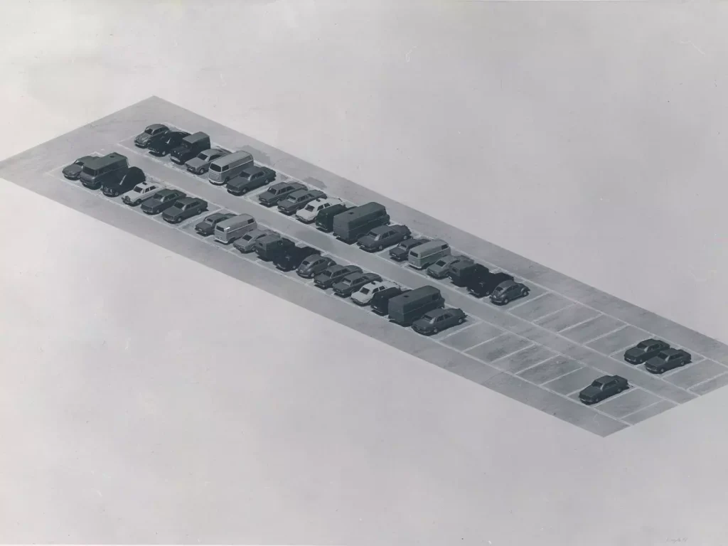Schwarzweiss-Kunstwerk: Parkplatz in Vogelperspektive mit miniaturhaft wirkenden Fahrzeugen in Reihen