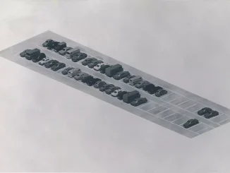 Schwarzweiss-Kunstwerk: Parkplatz in Vogelperspektive mit miniaturhaft wirkenden Fahrzeugen in Reihen