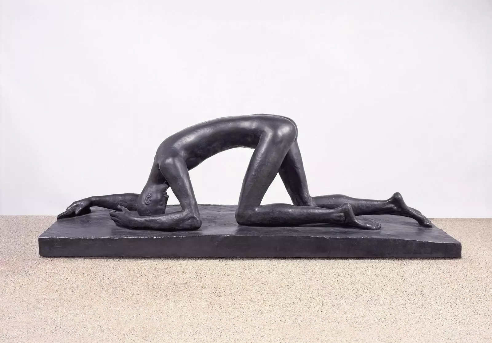 Wilhelm Lehmbruck Halle – Bronzeskulptur zweier verschlungener menschlicher Figuren auf rechteckigem Sockel, dunkel patiniert