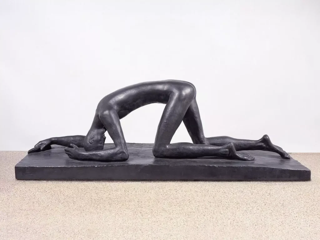 Bronzeskulptur zweier verschlungener menschlicher Figuren auf rechteckigem Sockel, dunkel patiniert