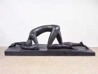 Bronzeskulptur zweier verschlungener menschlicher Figuren auf rechteckigem Sockel, dunkel patiniert