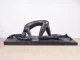 Bronzeskulptur zweier verschlungener menschlicher Figuren auf rechteckigem Sockel, dunkel patiniert