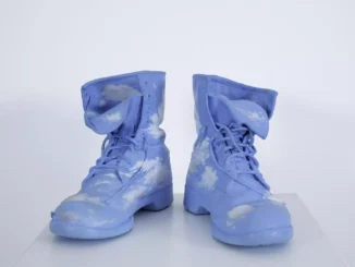 Geoffrey Hendricks, Sky Boots II: Skulptur eines Stiefelpaars in Hellblau mit weißen Wolkenmotiven auf weißem Sockel