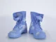 Geoffrey Hendricks, Sky Boots II: Skulptur eines Stiefelpaars in Hellblau mit weißen Wolkenmotiven auf weißem Sockel