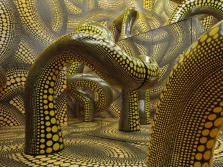 Yayoi Kusama, begehbare Installation mit organischen Skulpturen und Spiegelraum, gelb-schwarzes Punktmuster